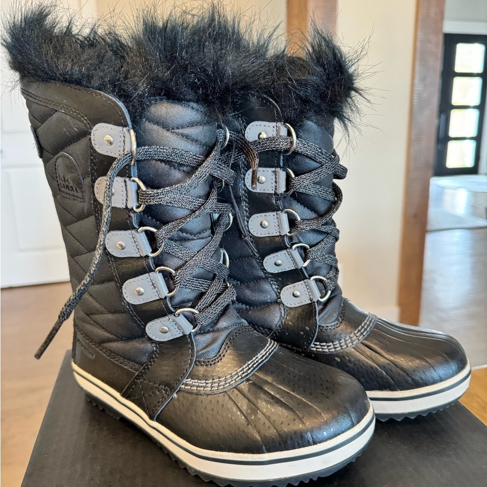 NEW Youth Sorel Torino II-Size 3